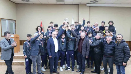 Şampiyon takım kupayı Başkan Fevzi Kılıç'tan aldı