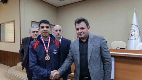 Şampiyon takım kupayı Başkan Fevzi Kılıç'tan aldı