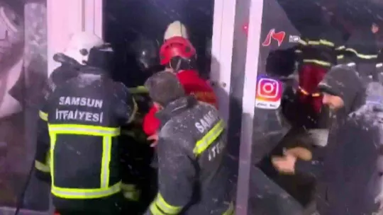 Samsun itfaiyesi Elbistan'da 5 kişiyi enkazdan kurtardı