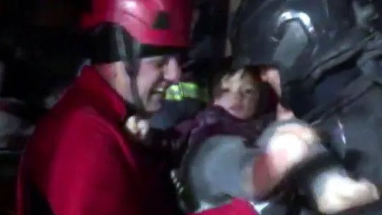 Samsun itfaiyesi Elbistan'da 5 kişiyi enkazdan kurtardı