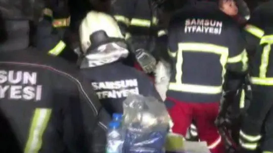 Samsun itfaiyesi Elbistan'da 5 kişiyi enkazdan kurtardı