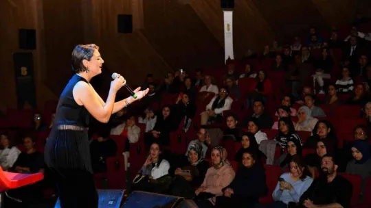 Sanatçı Dilek Türkan kadife sesiyle Balıkesirliler'i mest etti