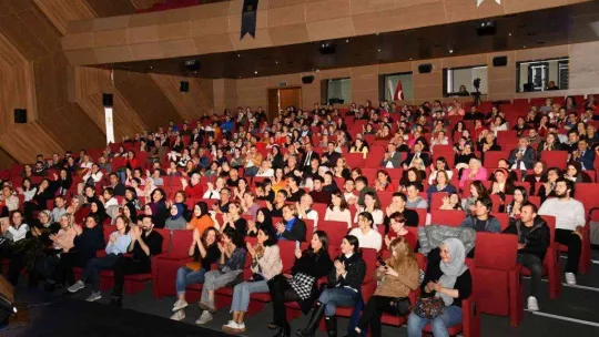 Sanatçı Dilek Türkan kadife sesiyle Balıkesirliler'i mest etti