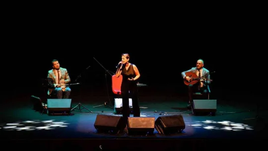 Sanatçı Dilek Türkan kadife sesiyle Balıkesirliler'i mest etti