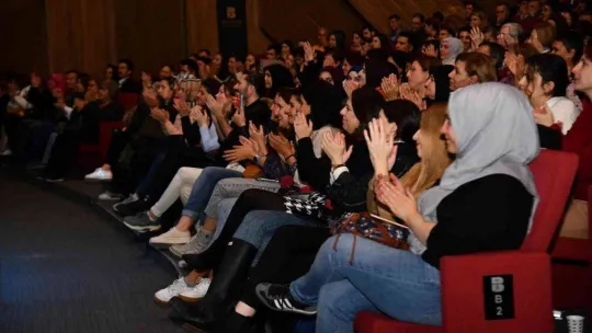 Sanatçı Dilek Türkan kadife sesiyle Balıkesirliler'i mest etti