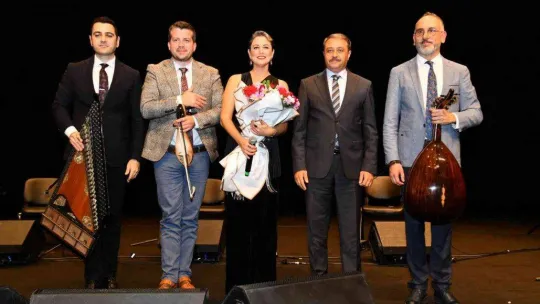 Sanatçı Dilek Türkan kadife sesiyle Balıkesirliler'i mest etti