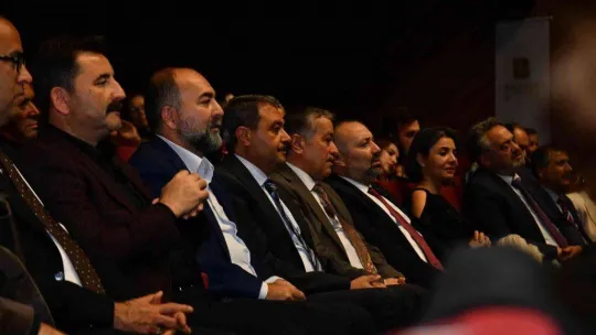 Sanatçı Dilek Türkan kadife sesiyle Balıkesirliler'i mest etti