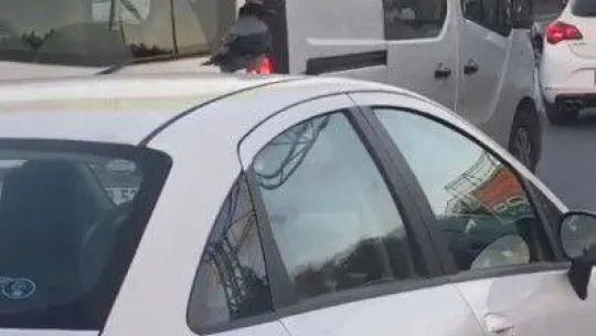 Sancaktepe'de araç üzerinde karganın yolculuğu görenleri şaşkına çevirdi