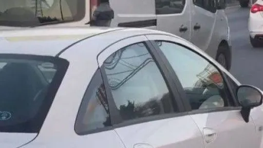 Sancaktepe'de araç üzerinde karganın yolculuğu görenleri şaşkına çevirdi