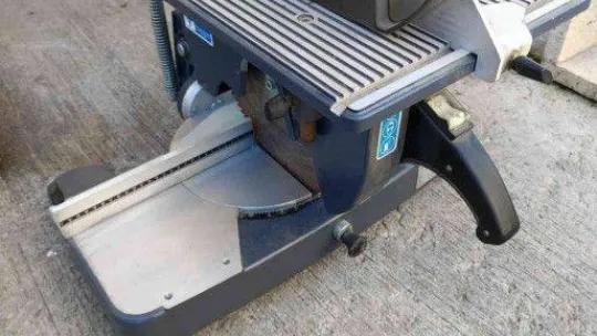 Sancaktepe'de depodan alüminyum profil kesme aleti ile merdiven çalan hurdacı yakalandı