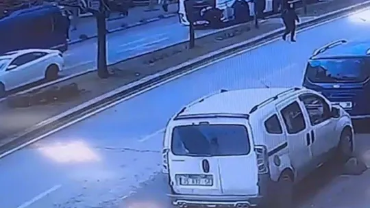 Sancaktepe'de feci kaza: Yaşlı kadın tırın altında kalarak hayatını kaybetti