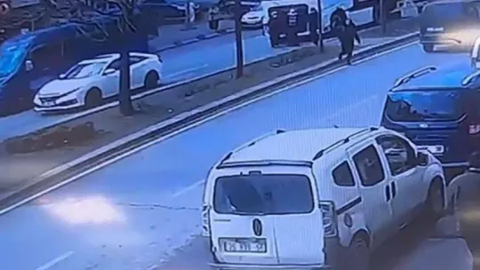 Sancaktepe'de feci kaza: Yaşlı kadın tırın altında kalarak hayatını kaybetti