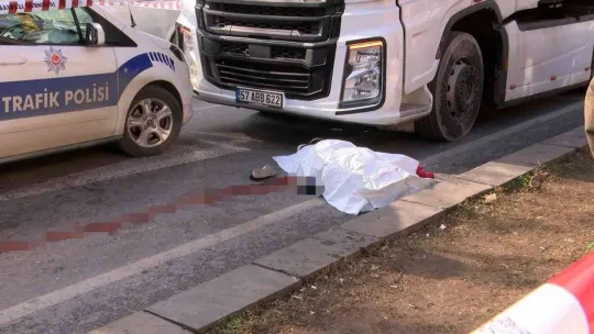 Sancaktepe'de feci kaza: Yaşlı kadın tırın altında kalarak hayatını kaybetti