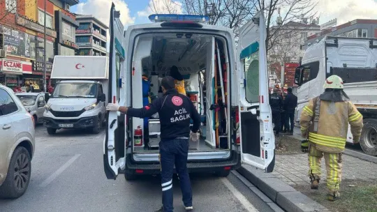 Sancaktepe'de feci kaza: Yaşlı kadın tırın altında kalarak hayatını kaybetti