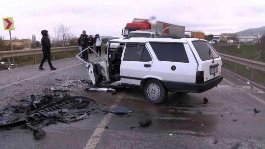 Sancaktepe'de iki araç kafa kafaya çarpıştı, otomobil kağıt gibi ezildi