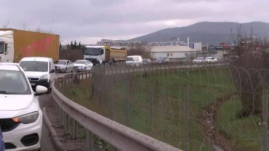 Sancaktepe'de iki araç kafa kafaya çarpıştı, otomobil kağıt gibi ezildi