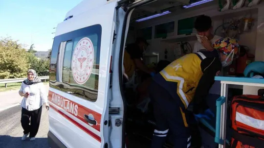 Sancaktepe'de kaputu açılan taksi zincirleme kazaya neden oldu