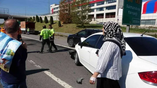 Sancaktepe'de kaputu açılan taksi zincirleme kazaya neden oldu