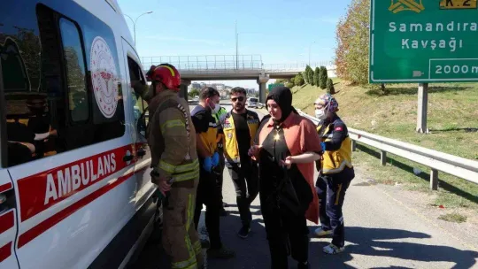 Sancaktepe'de kaputu açılan taksi zincirleme kazaya neden oldu