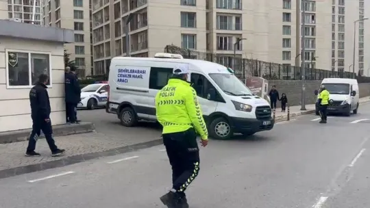 Sancaktepe'de ölü bulunan baba ve 3 çocuğun cesetleri Adli Tıp'a götürüldü