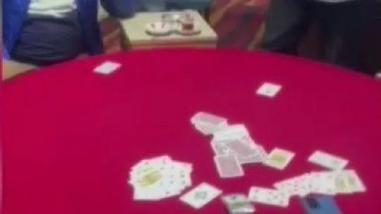 Sancaktepe'de polisler, girişi kameralarla izlenen iş yerine yangın merdiveninden girerek kumar baskını yaptı