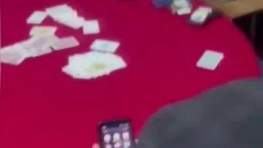 Sancaktepe'de polisler, girişi kameralarla izlenen iş yerine yangın merdiveninden girerek kumar baskını yaptı