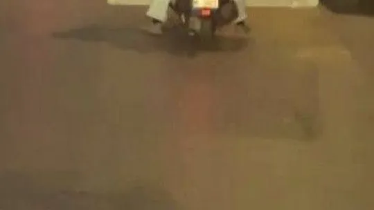 Sancaktepe'de şaşkına çeviren olay: Motosiklette yatak taşıdı