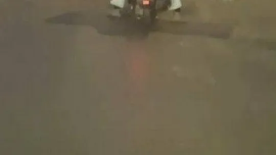 Sancaktepe'de şaşkına çeviren olay: Motosiklette yatak taşıdı