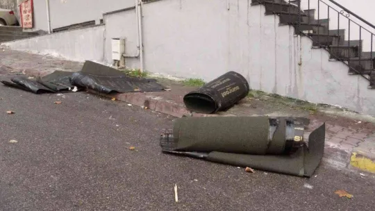 Sancaktepe'de şiddetli rüzgar binanın çatısını uçurdu, uçan çatı havada asılı kaldı