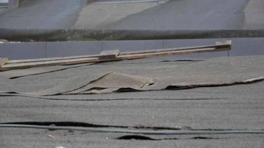 Sancaktepe'de şiddetli rüzgar binanın çatısını uçurdu, uçan çatı havada asılı kaldı