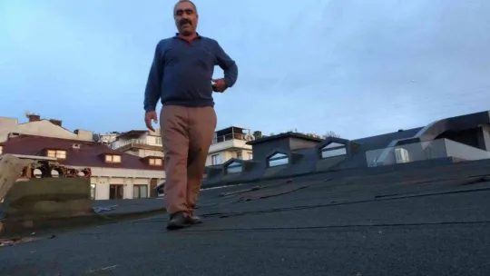 Sancaktepe'de şiddetli rüzgar binanın çatısını uçurdu, uçan çatı havada asılı kaldı