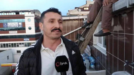 Sancaktepe'de şiddetli rüzgar binanın çatısını uçurdu, uçan çatı havada asılı kaldı