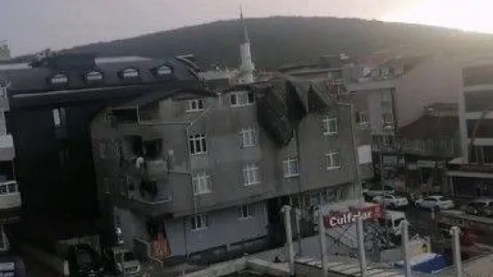 Sancaktepe'de şiddetli rüzgar binanın çatısını uçurdu, uçan çatı havada asılı kaldı