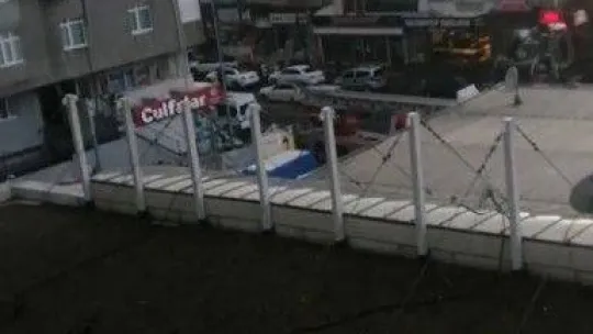 Sancaktepe'de şiddetli rüzgar binanın çatısını uçurdu, uçan çatı havada asılı kaldı