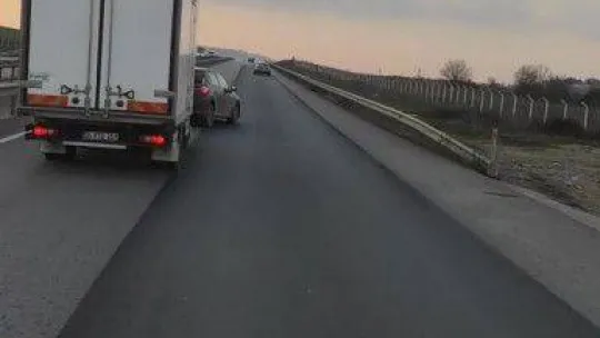 Sancaktepe'de trafik magandası kamyonetin önüne kırdı,  trafiği tehlikeye attı