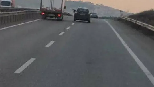 Sancaktepe'de trafik magandası kamyonetin önüne kırdı,  trafiği tehlikeye attı