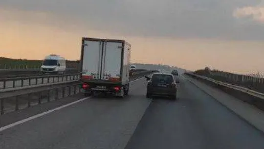 Sancaktepe'de trafik magandası kamyonetin önüne kırdı,  trafiği tehlikeye attı