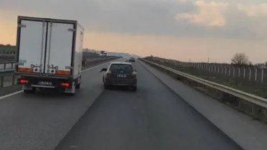 Sancaktepe'de trafik magandası kamyonetin önüne kırdı,  trafiği tehlikeye attı
