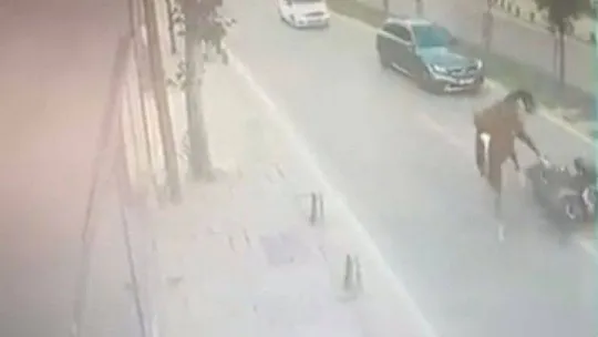 Sancaktepe'de yola çıkan başıboş ata motosiklet çarptı