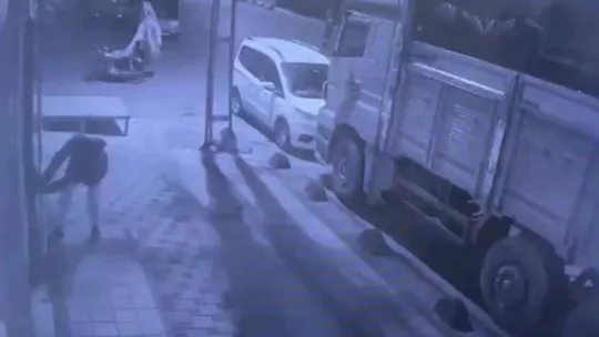 Sancaktepe'de yoldan geçen vatandaşa aldırmadan reklam panosu kapısını çaldı