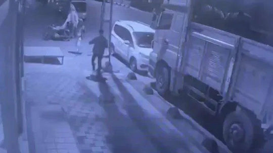 Sancaktepe'de yoldan geçen vatandaşa aldırmadan reklam panosu kapısını çaldı