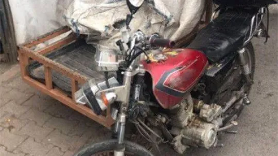 Sancaktepe'de yoldan geçen vatandaşa aldırmadan reklam panosu kapısını çaldı