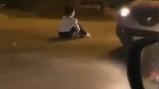 Sancaktepe'de yürekleri ağza getiren görüntü: Dakikalarca yolun ortasında oturdu