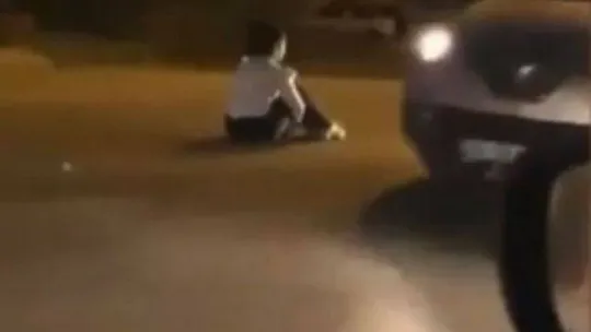 Sancaktepe'de yürekleri ağza getiren görüntü: Dakikalarca yolun ortasında oturdu