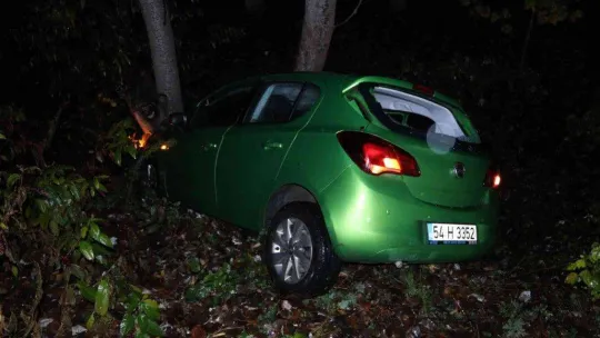 Şarampole yuvarlanan otomobil ağaca çarparak durabildi: 2 yaralı