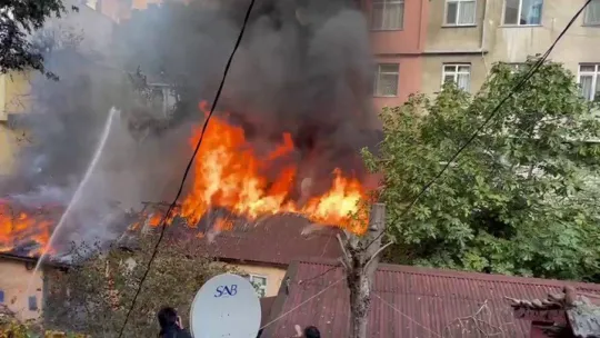 Sarıyer'de 3 gecekondu alevlere teslim oldu