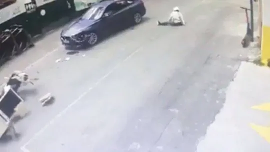 Sarıyer'de feci kaza kamerada: Motosikletli kurye ölümden döndü