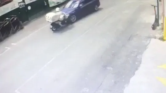 Sarıyer'de feci kaza kamerada: Motosikletli kurye ölümden döndü