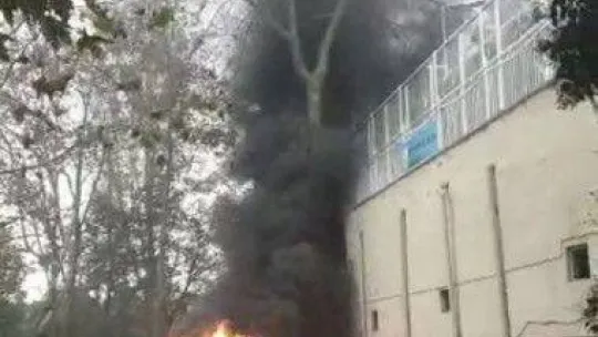 Sarıyer'de park halindeki minibüs alev alev yandı