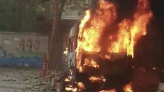 Sarıyer'de park halindeki minibüs alev alev yandı